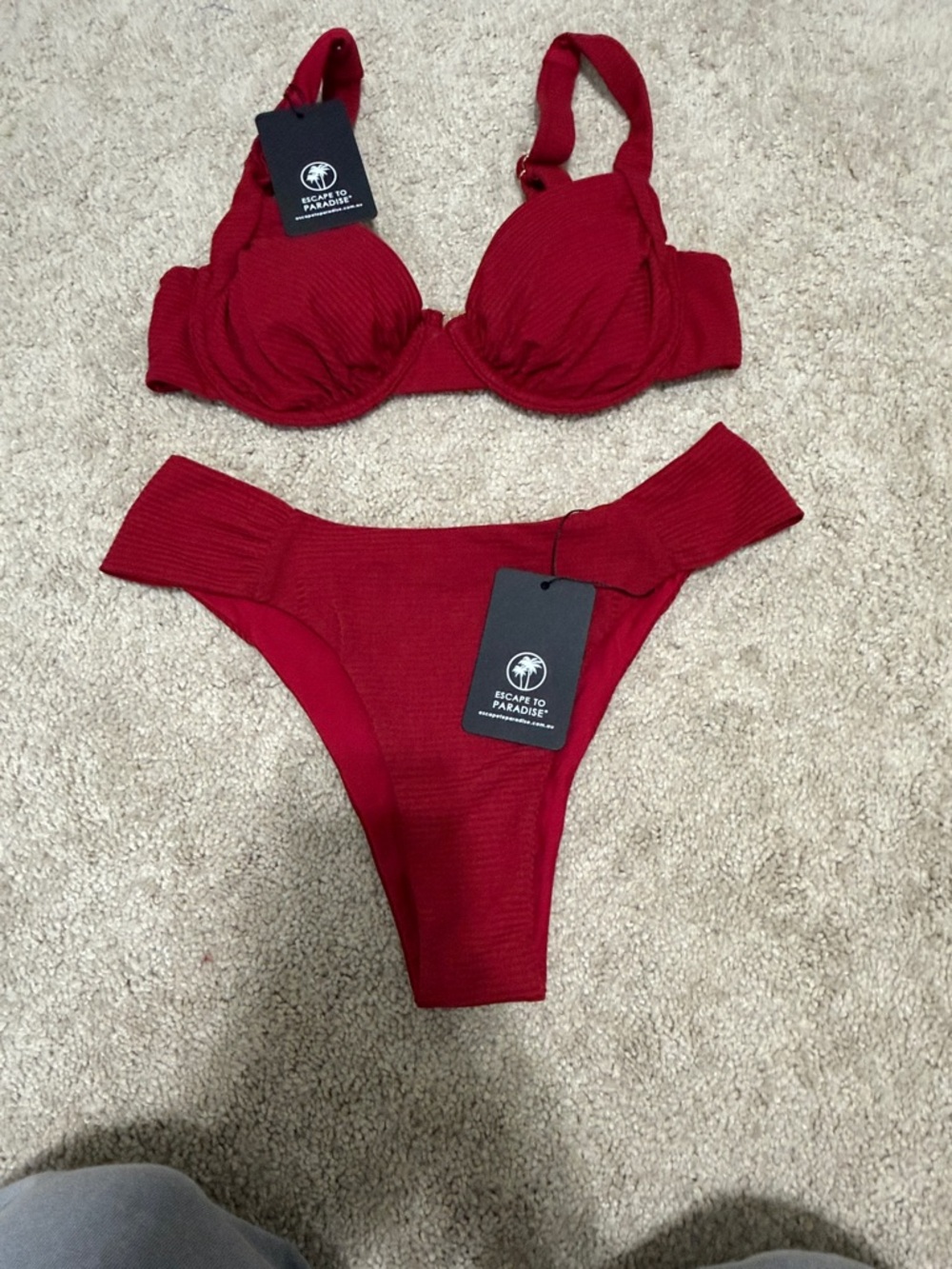 Supportive Red Ribbed Underwire Bikini Set - Picture 2 of 3